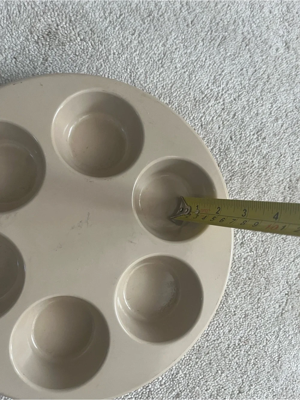 Beige Vintage Microwave 6-Cup Round Muffin Pan